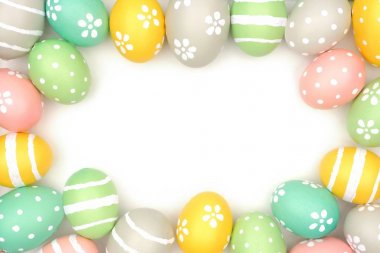 Beyaz bir arka plan üzerinde pastel Paskalya yumurtaları çerçeve el boyalı