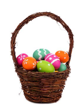 Renkli el beyaz bir arka plan üzerinde yumurta boyalı Paskalya sepeti dolu