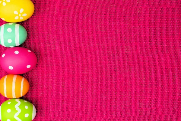 Kleurrijke Paasei Zijrand Achtergrond Van Een Roze Jute — Stockfoto
