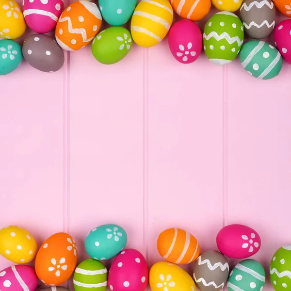 Colorido Huevo Pascua Doble Borde Sobre Fondo Madera Rosa — Foto de Stock