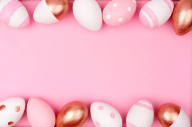 Paskalya yortusu yumurta çift kenarlık. Altın, yumuşak pembe ve beyaz renkler bir pembe Gül.
