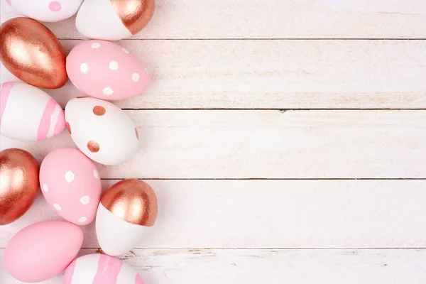 Velikonoční Vajíčko Straně Hranice Rose Gold Měkké Růžové Bílé Barvy — Stock fotografie