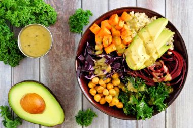 Quinoa, avokado, nohut, ahşap arka plan üzerinde sebze ile Buda kase. Sağlıklı beslenme kavramı. Genel gider sahne.