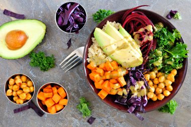 Quinoa, avokado, nohut, karanlık bir taş zemin üzerine sebze ile Buda kase. Sağlıklı beslenme kavramı. Genel gider sahne.