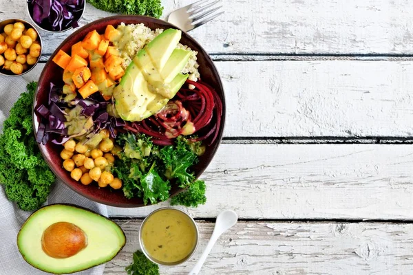 Quinoa, avokado, nohut, Beyaz ahşap zemin, sağlıklı gıda kavramı üzerinde sebze ile Buda kase. Üstten Görünüm, kopya alanı ile yan sınır.