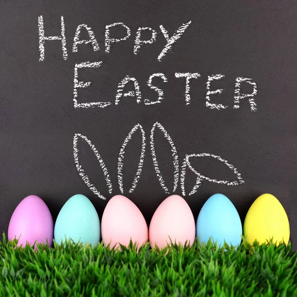 Wesołych Świąt Tablicy Wiersza Pisanek Trawie Dwa Ręcznie Rysowane Easter — Zdjęcie stockowe
