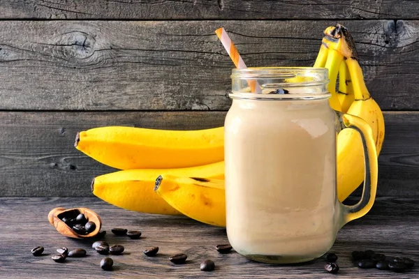 Café Batido Plátano Frasco Albañil Con Granos Café Plátanos Fondo — Foto de Stock