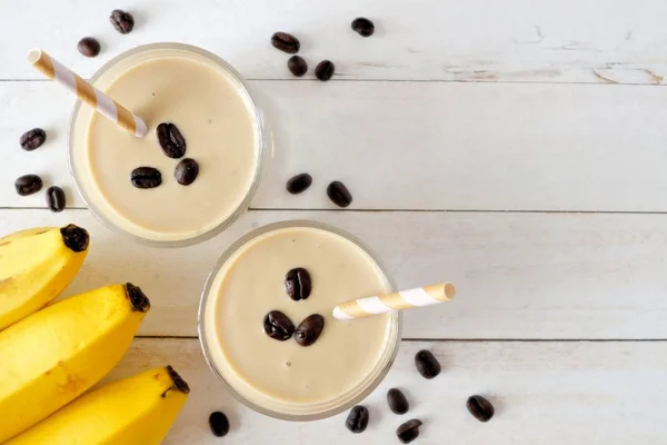 Καφές Smoothie Μπανάνας Στα Δύο Ποτήρια Κάτοψη Προσανατολισμό Γωνία Πάνω — Φωτογραφία Αρχείου