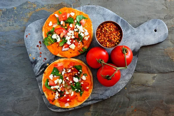 Mini Pane Piatto Hummus Piccante Con Pomodori Feta Sopra Scena — Foto Stock