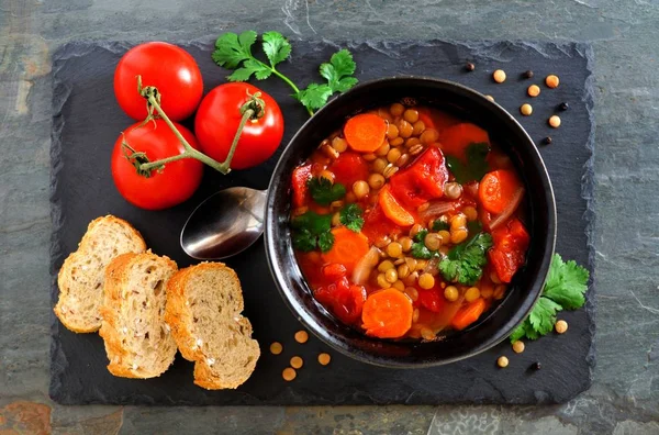 Tomate Caseiro Sopa Lentilha Cena Aérea Flat Lay Dark Slate — Fotografia de Stock