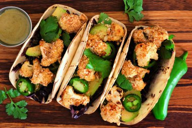 Kavrulmuş Hindistan cevizi karnabahar Taco. Sağlıklı, vegan yemek. Ahşap arka plan üzerinde Üstten Görünüm.