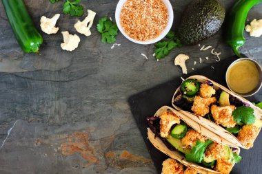 Kavrulmuş Hindistan cevizi karnabahar Taco. Sağlıklı, vegan yemek. Üstten Görünüm, karanlık bir arka plan üzerinde kopya alanı ile köşe sınır.
