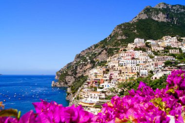 Amalfi Coast İtalya ön planda güzel çiçeklerle Positano görünümü