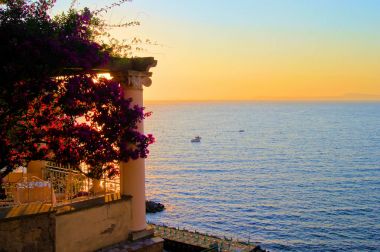 Sorrento, İtalya gece karanlığında bir çiçek bol dökümlü terasından görüntüleyin.