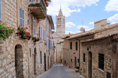 Assisi hill kasaba kilise St Clare ile Ortaçağ dar sokakta 