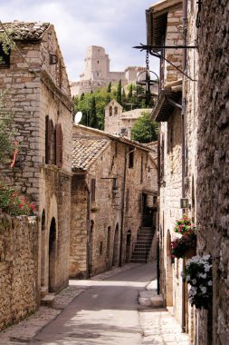 Arka planda kale ile Assisi İtalyan tepe kasabasında Ortaçağ sokak