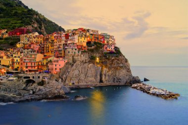 Manarola Köyü, İtalya Cinque Terre kıyısında gün batımında