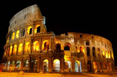 Colosseum kızdırma gece, Roma, İtalya, ışıkların altında