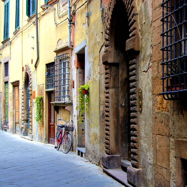 Old Melengkung Jalan Abad Pertengahan Dengan Sepeda Lucca Tuscany Italia — Stok Foto