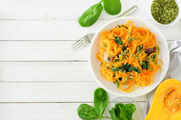 Fideos Espirilizados Calabaza Con Espinacas Semillas Calabaza Sobre Fondo Madera — Foto de Stock