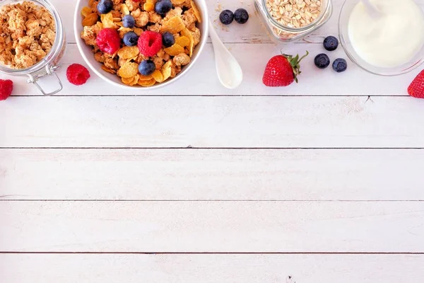 穀物や木材の白い背景上に上部の境界線を形成 健康的な朝食の食材 平面図です コピー スペース — ストック写真