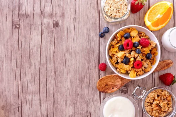 穀物や木材の背景上に側面の枠を形成 健康的な朝食の食材 平面図です コピー スペース — ストック写真