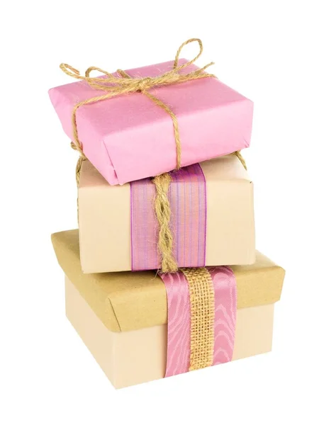 堆栈三手工质朴的粉红色和棕色的礼品盒在白色隔离 — 图库照片