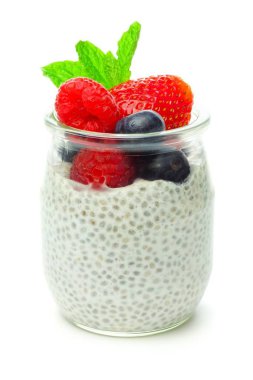 Sağlıklı berry chia puding beyaz bir arka plan üzerinde izole bir kavanoz içinde