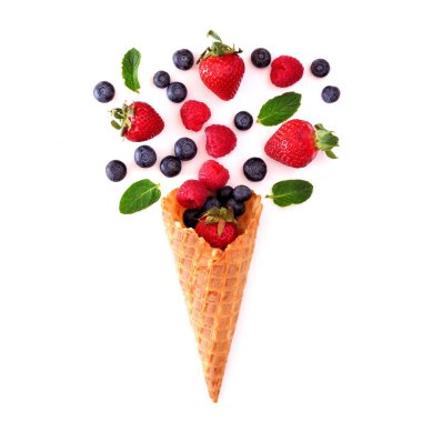 Berry meyve gözleme dondurma koni çeşitli. Düz yatıyordu kavram beyaz bir arka plan üzerinde.