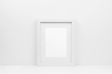 Bir raf veya Resepsiyon beyaz çerçeve kadar alay et. Beyaz renk düzeni. Dikey Çerçeve yönlendirme.