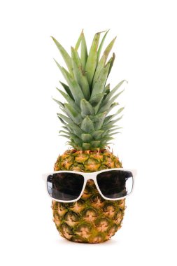 Hipster ananas ile beyaz bir arka plan üzerinde izole trendy güneş gözlüğü