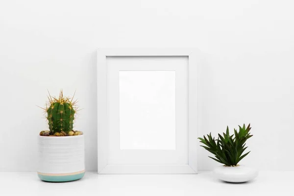 Maquette Cadre Blanc Avec Cactus Succulent Sur Une Étagère Bureau — Photo