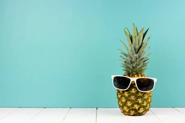 Ananas Hipster Avec Des Lunettes Soleil Tendance Sur Fond Turquoise — Photo