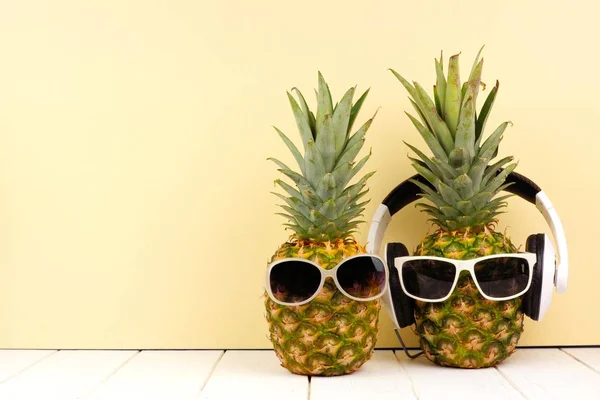 Ananas Hipster Avec Lunettes Soleil Écouteurs Sur Fond Jaune Concept — Photo