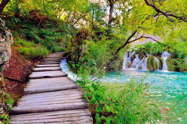 Plitvice Gölleri Milli Parkı, Hırvatistan sulu manzara ile tahta