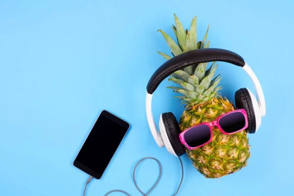 Ananas Mode Avec Lunettes Soleil Écouteurs Vue Dessus Sur Fond — Photo