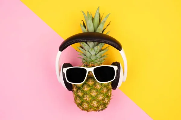 Ananas Hipster Avec Lunettes Soleil Écouteurs Vue Dessus Sur Fond — Photo