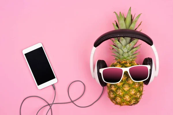 Ananas Mode Avec Lunettes Soleil Écouteurs Vue Dessus Sur Fond — Photo