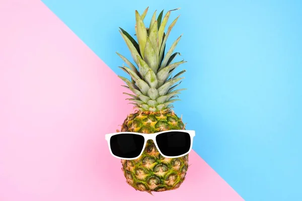 Ananas Hipster Avec Lunettes Soleil Vue Dessus Sur Fond Bleu — Photo