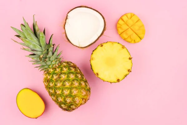 Fruits Tropicaux Plat Étendre Avec Ananas Mangue Noix Coco Sur — Photo