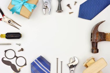 Babalar günü Tema çerçeve hediyeler, dekor, bağları ve araçları beyaz zemin üzerinde. Kopya alanı ile Üstten Görünüm.