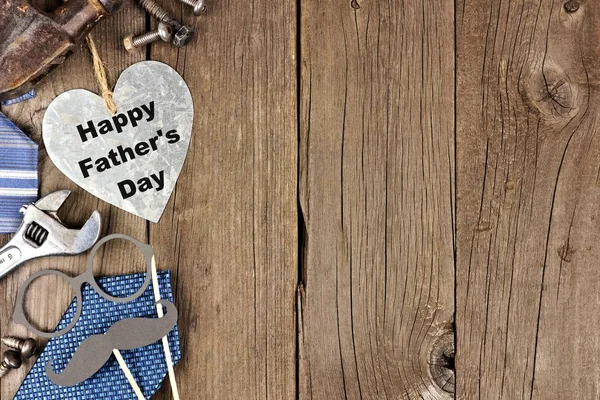 Szczęśliwy Dzień Ojca Metalowe Serca Granicy Stronie Narzędzia Krawaty Podłoże — Zdjęcie stockowe