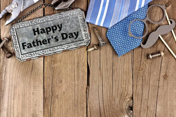 Szczęśliwy Dzień Ojców Wiadomość Metalowy Znak Górnej Krawędzi Narzędzia Krawaty — Zdjęcie stockowe
