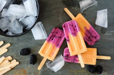 Mango blackberry buz bir kümede açılır. Arduvaz arka plan sahnesine Üstten Görünüm.