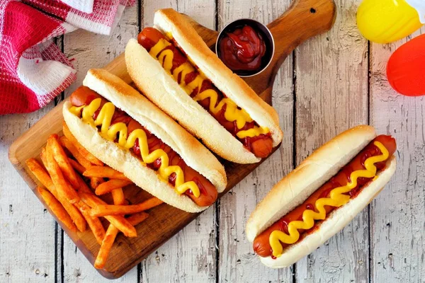 Cachorros Quentes Tradicionais Com Mostarda Ketchup Batatas Fritas Cena Vista — Fotografia de Stock