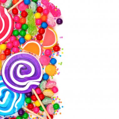 Beyaz bir arka plan karşı renkli şekerler bir ürün yelpazesine kenarlığını yan