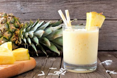 Cam, sahne bir eski ahşap arka plan karşı sağlıklı ananas güler yüzlü