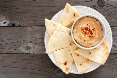 Humus dip görünümünün rustik ahşap zemin üzerinde bir plaka üzerinde pide ile
