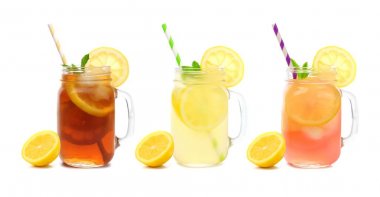 Yaz üç mason kavanoza bardak çay, limonata ve beyaz bir arka plan üzerinde izole pembe limonata içecekler Iced