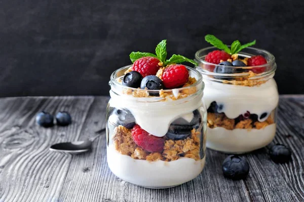 Gesunde Parfaits Aus Blaubeeren Und Himbeeren Einmachgläsern Szene Auf Dunklem — Stockfoto